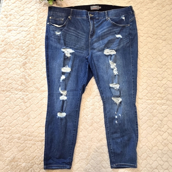 torrid Denim - Torrid Bombshell Skinny Feel the Fit Stretch Distressed and Frayed Jeans, 24S